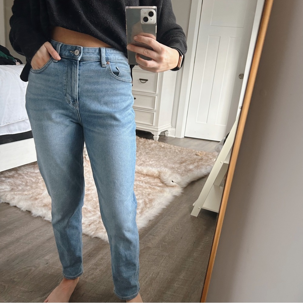 AMERICAN EAGLE JEANS